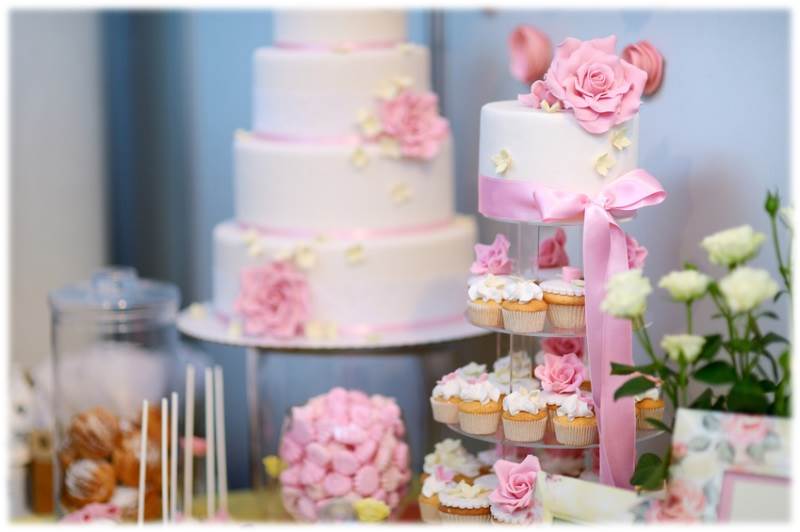 Eine schöne Kombination aus Candy Bar, Sweet Candy Table und Cupcake Torte.