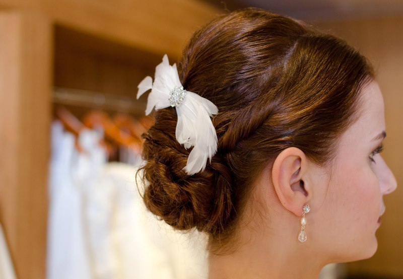 Die Braut Göttingen toppt die Brautfrisuren mit passenden Accessoires.