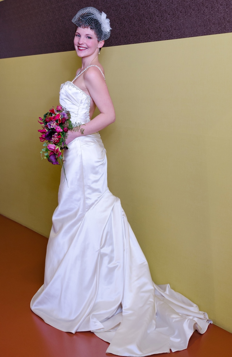 Zu diesem Kleid passt der Wasserfall-Brautstrauß ganz wunderbar. Kleid: Enzoani Honeyford