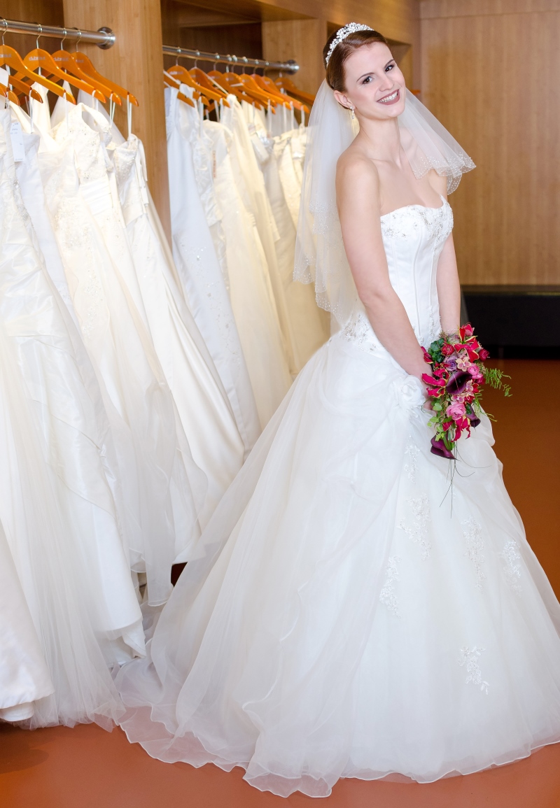 Pompös und zauberhaft: das Brautkleid "Renera" von Modeca