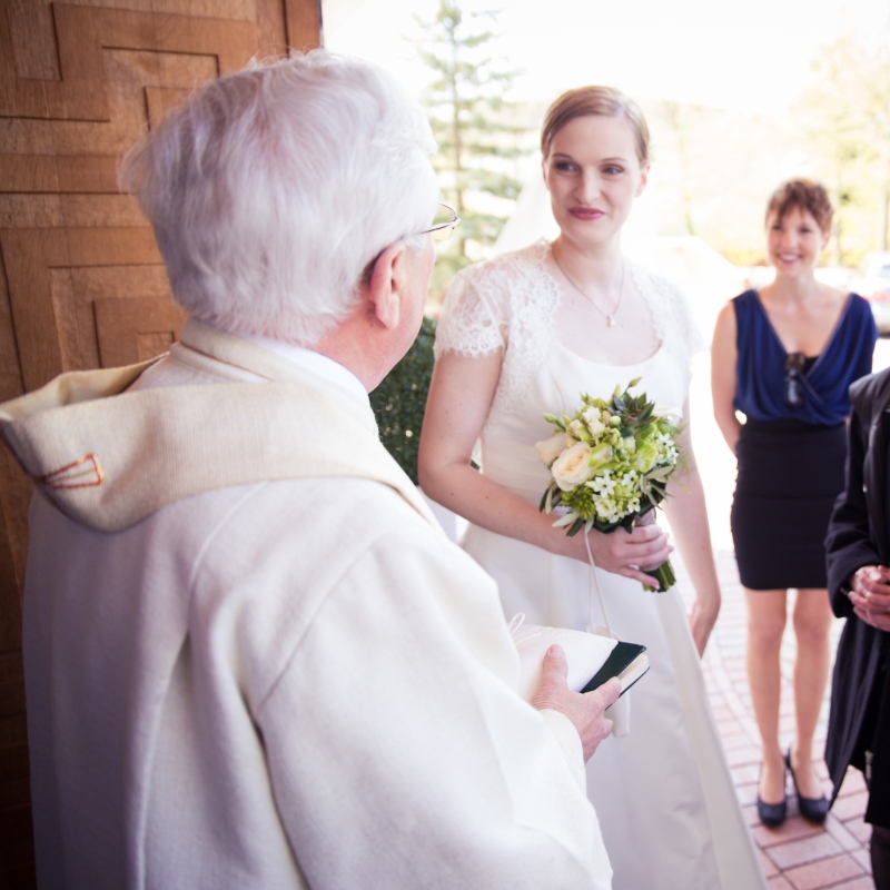 Der Pfarrer begrüßte die Braut - aber wo ist eigentlich der Bräutigam?