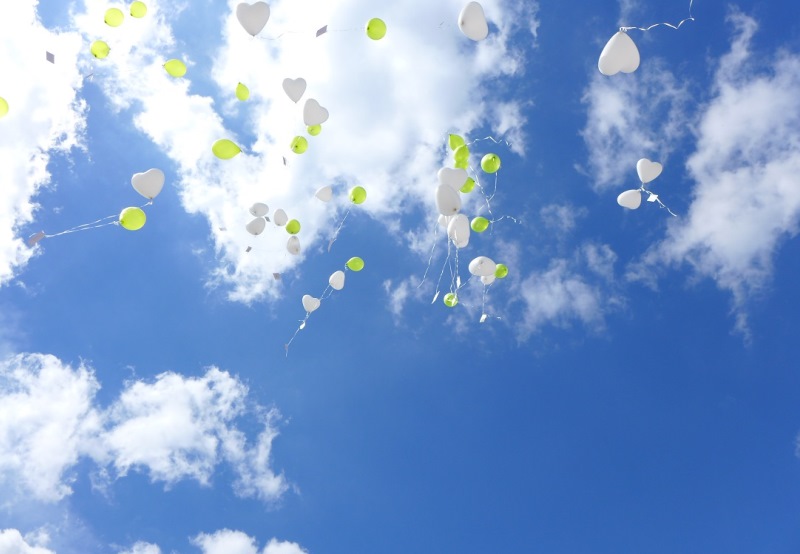 17 Luftballon Aufstieg Hochzeit St. Bonifatius Kirche Leinefelde