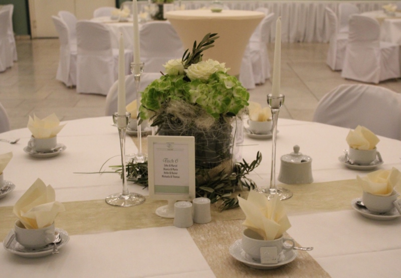 18 Tisch dekoriert rund Banketttisch grün weiß gold creme beige Olive Hortensie Rose