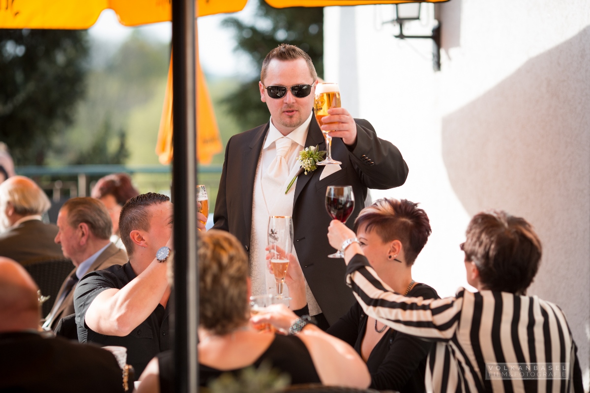 Und nach dem Fotoshooting - prost, Bräutigam!