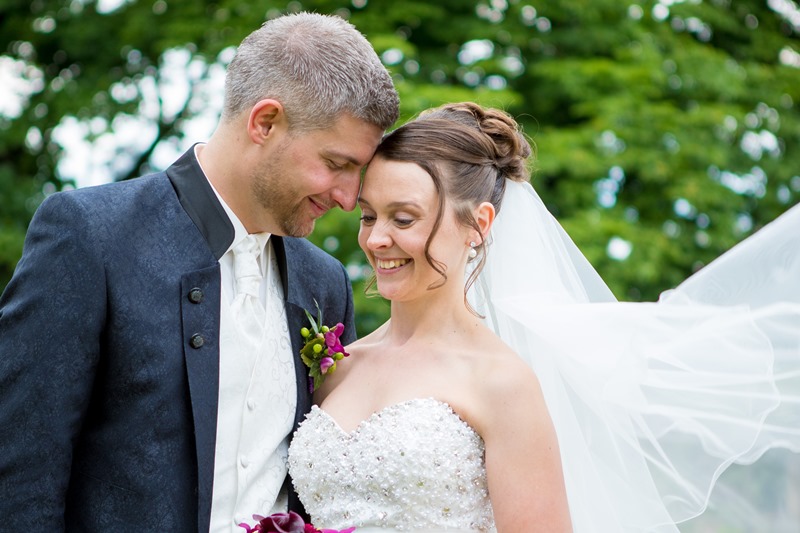 Read more about the article Hochzeit von Sina & Alex – oder ihr ganz persönlicher Traum in Lila und Grün