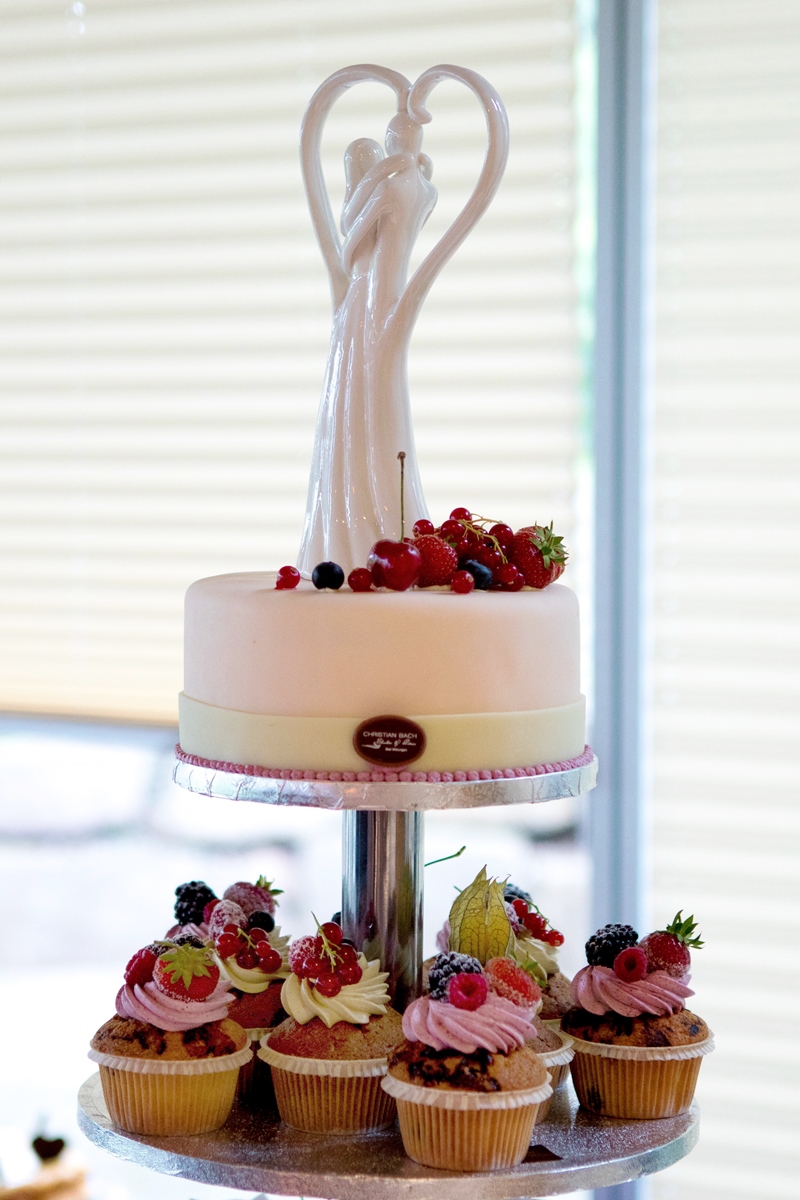 Der obere Teil der Cupcake-Torte mit einem formschönen und modernen Topper.