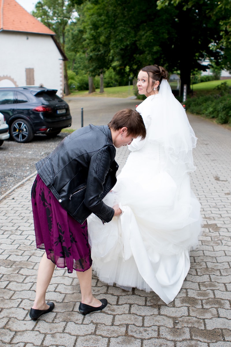 Vorsicht - ganz viel Kleid. Da muss die Hochzeitslanerin erstmal zuppeln, bevor es zum Shooting gehen kann.