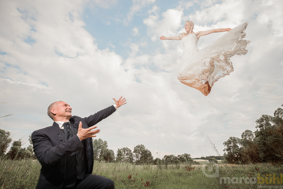 Braut fliegt zu Bräutigam Hochzeit