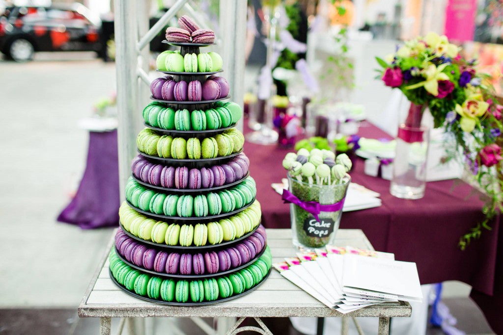 Süßes darf auf keiner Hochzeit fehlen. Die Macarons gibt es bei Le Papillon in Göttingen - die Etagere bei Sensevent.