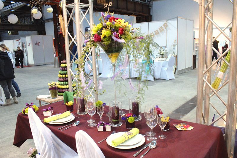70 cm hohe Martinivasen versperren nicht die Sicht und lassen die Blumendekoration über den Köpfen der Gäste "schweben".