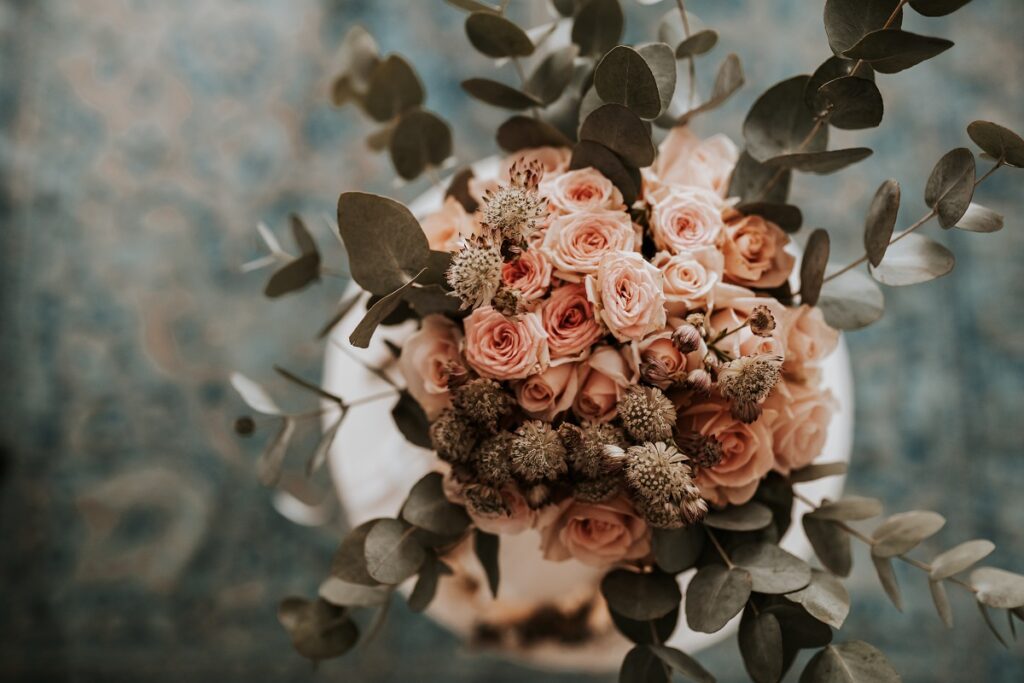 Der Brautrauß mit blush und apricot -farbenen Rosen und Eukalyptus.