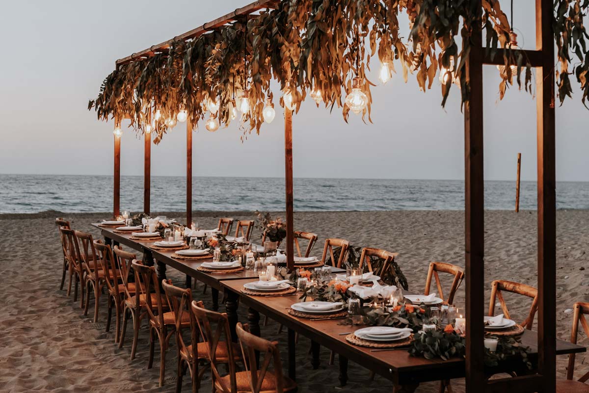 Sensevent Hochzeitsplanung dekorierter Tisch am Strand