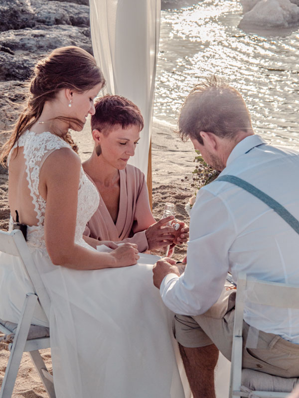 Sensevent Marieke Rodehorst Trauzeremonie mit Brautpaar allein am Strand