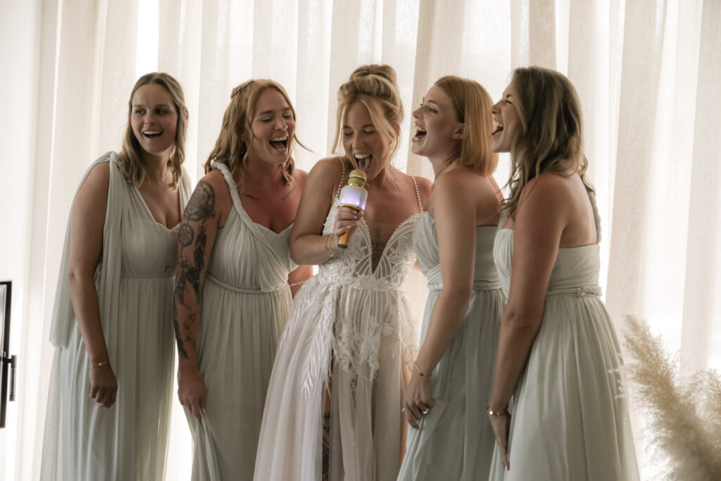 Braut und Brautjungfern singen Bride and bridesmaids sing