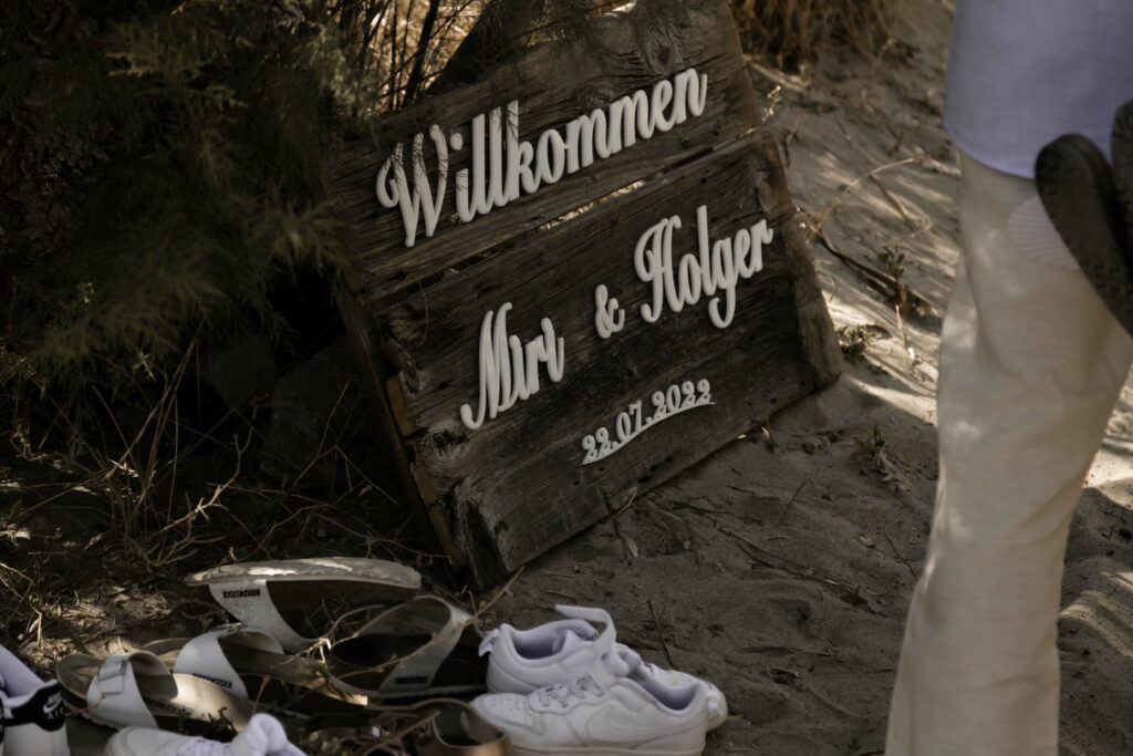 Willkommens Schild alte Tür altes Holz rusikal mit weißer Schrift Hochzeit Kreta