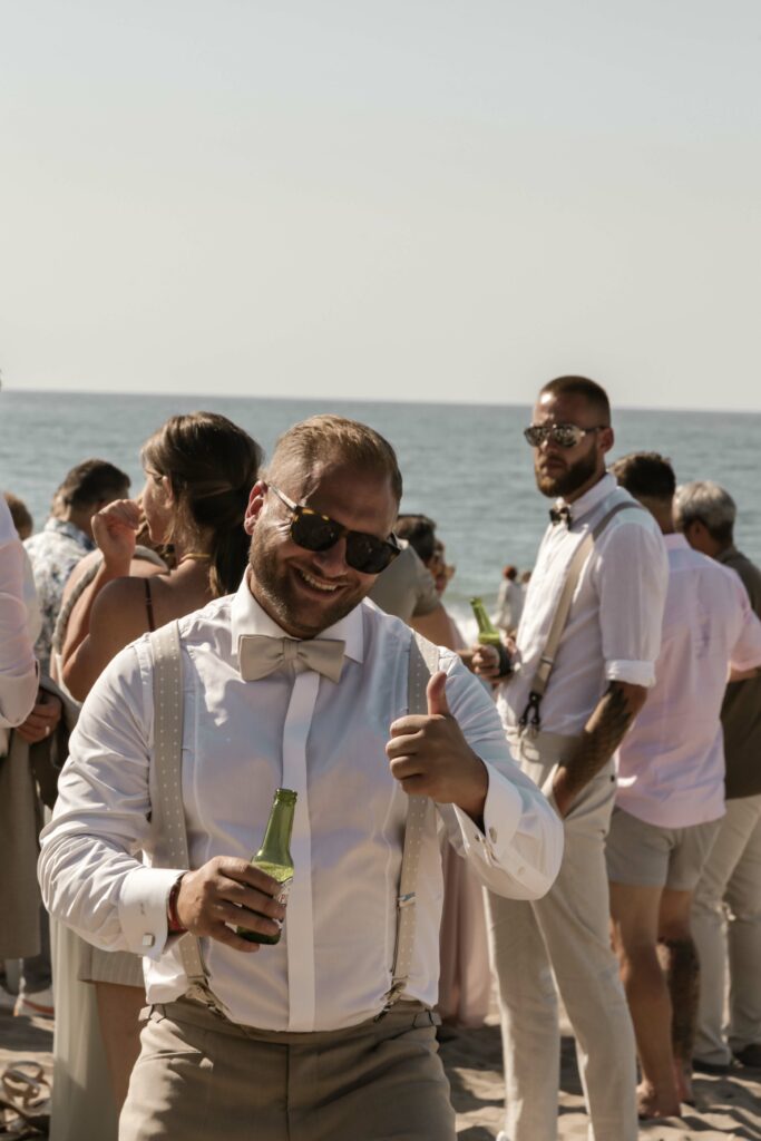 Bröutigam erstmal Bier bei Trauugn am Strand auf Kreta