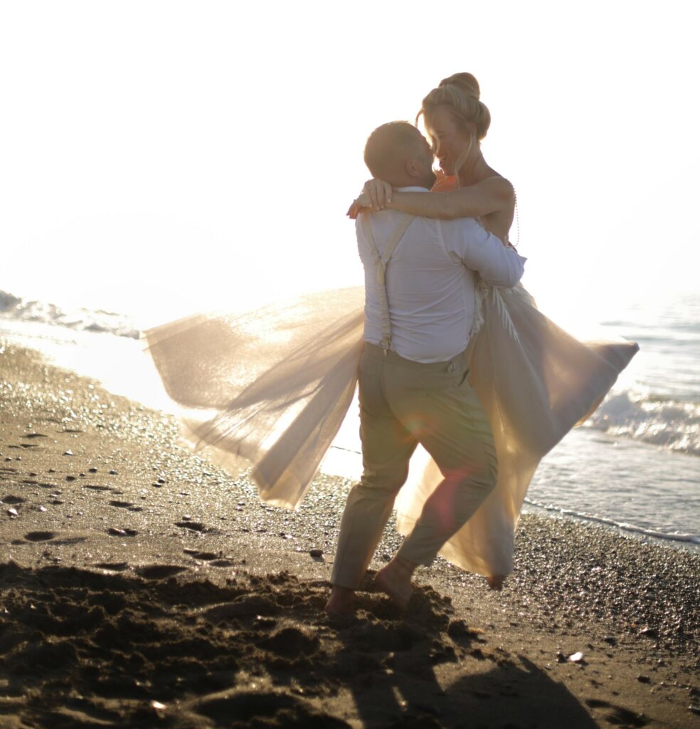 Brautpaar tanzt glücklich am Strand bei Rethymno auf Kreta