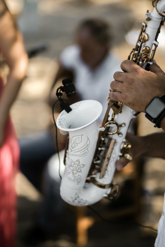 Weißes Saxophon Saxophonist Stelios Rethymno Kreta Crete Griechenland Greece