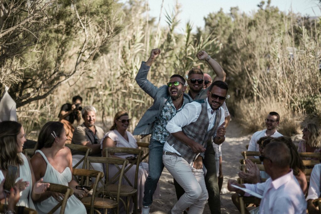 Freunde Männer tanzen Einzug Hochzeit Strand Kreta