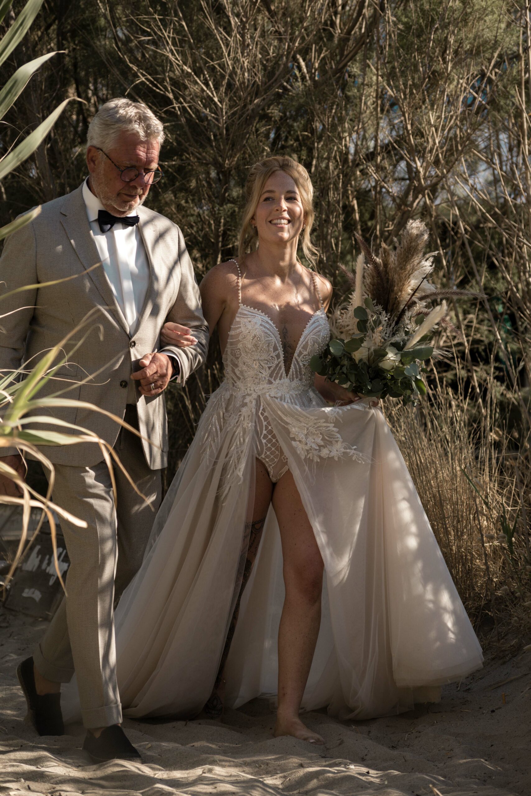 Sexy Braut barfuß am Strand zur Hochzeit auf Kreta in Rethymno