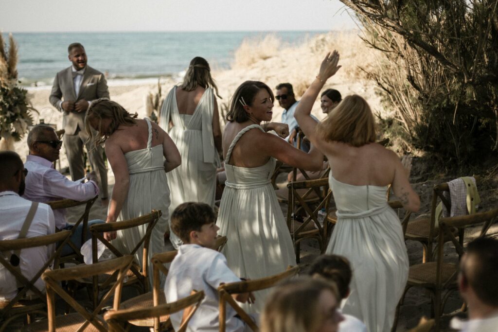 Brautjungfern tanzen zur Strandzeremonie
