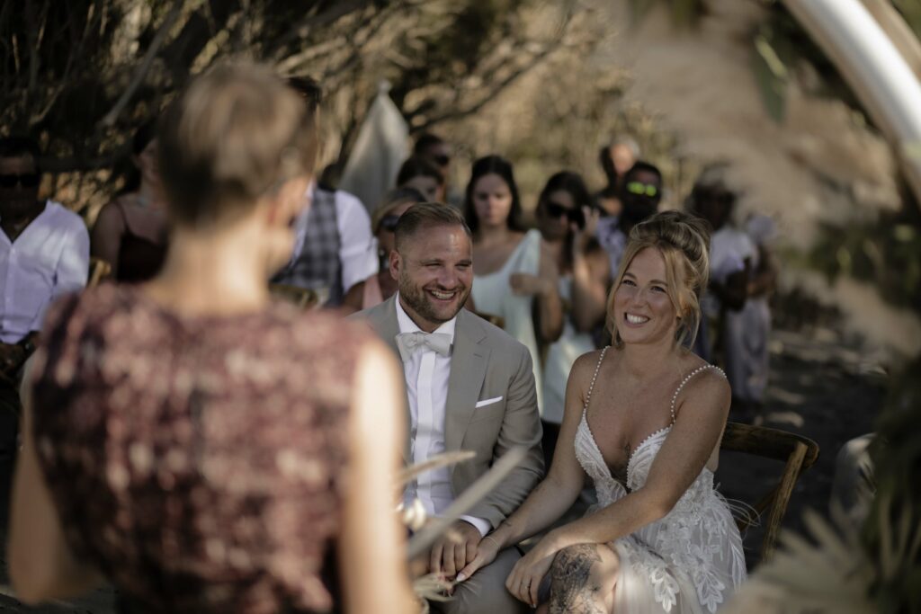 Brautpaar lacht bei freier symbolischer Trauzeremonie auf Kreta in Griechenland
