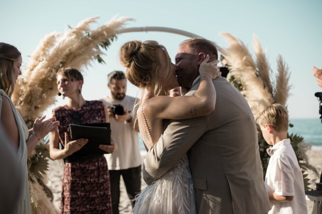 Der Kuss des Brautpaars bei Strand-Hochzeit auf Kreta
