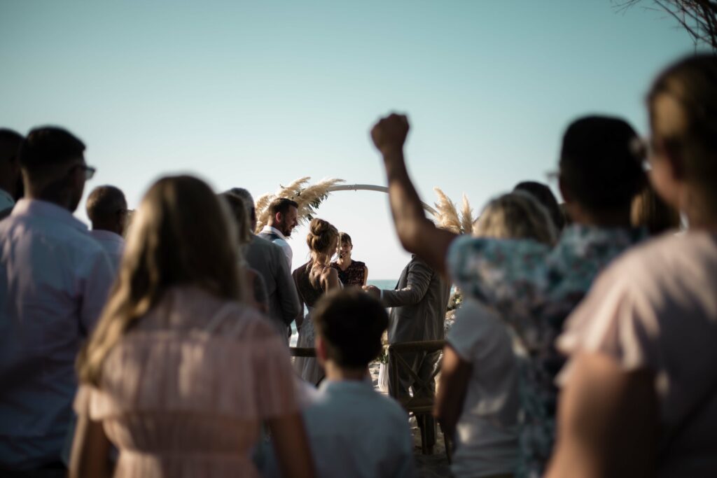 Gäste jubeln Faust Gratulation Hochzeit Trauung Kreta Strand