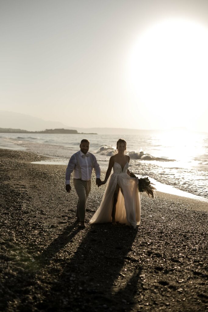 Brautpaar spaziert am Meer entlang