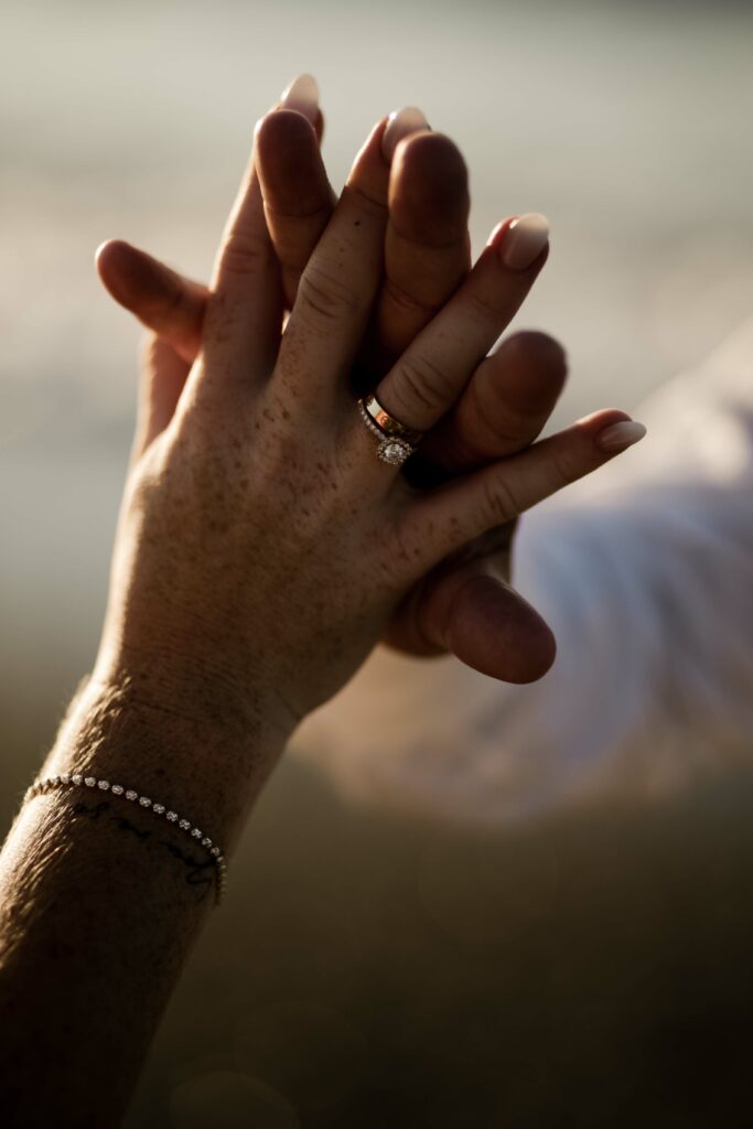 Hände mit Ringen Braut und Bräutigam Kreta