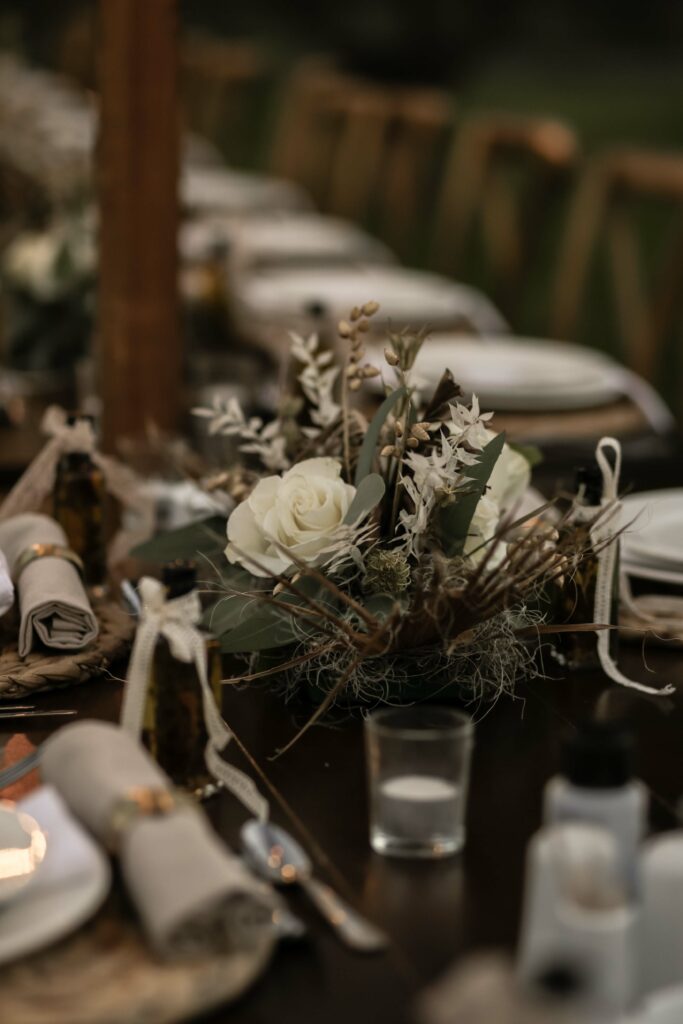 Floristik Trockenblumen und weiße Rosen Tisch Dekoration Hochzeit Kreta Griechenland 