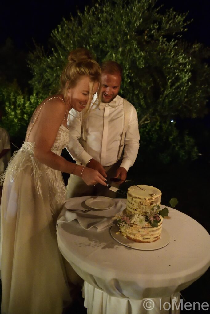 cutting wedding cake Hochzeitstorte anschneiden